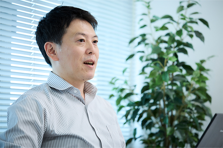 株式会社ビーリッジ　代表取締役　森藤弘喜さん　インタビューに答える様子