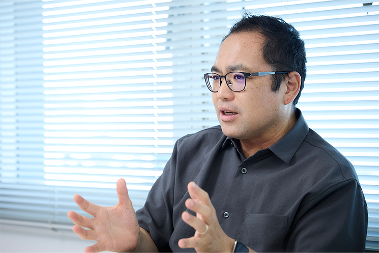 株式会社ビーリッジ　代表取締役　玉井哲生さん　インタビューに答える様子