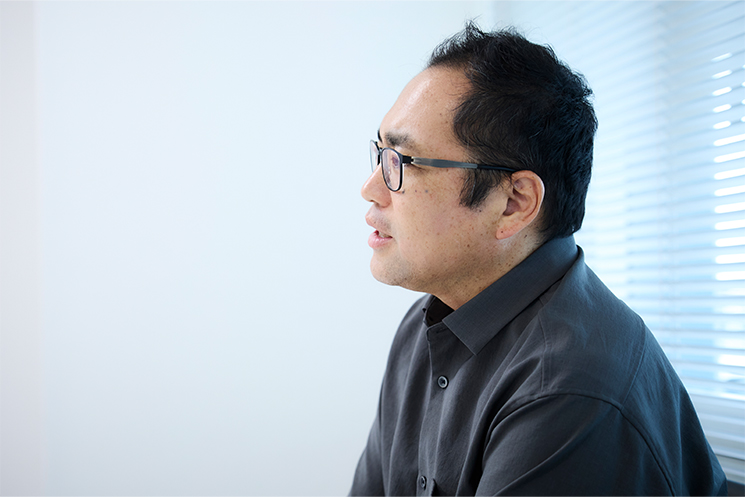 株式会社ビーリッジ　代表取締役　玉井哲生さん　インタビューに答える様子