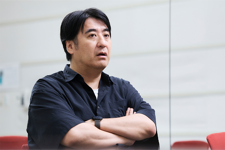 佐久間 宣行さん　インタビューに答える様子