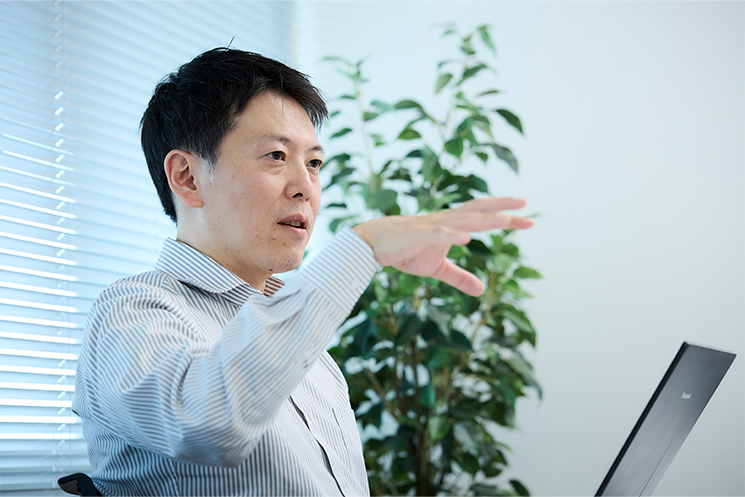 株式会社ビーリッジ　代表取締役　森藤弘喜さん　インタビューに答える様子