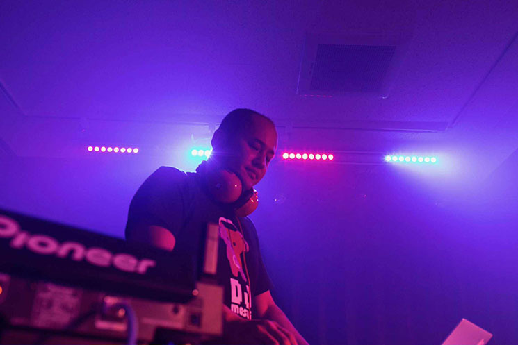 DJを披露する増井さん