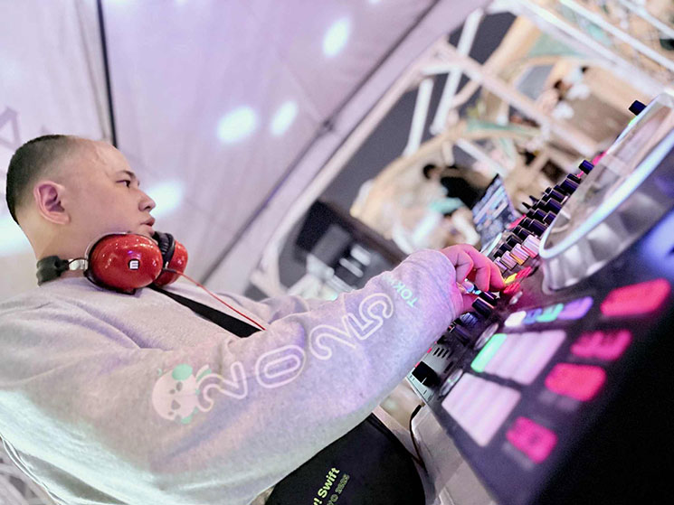 DJを披露する増井さん