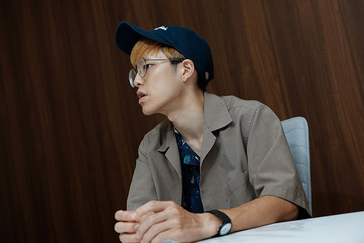 インタビューに応じる『銀河特急 ミルキー☆サブウェイ』の監督・亀山陽平さん