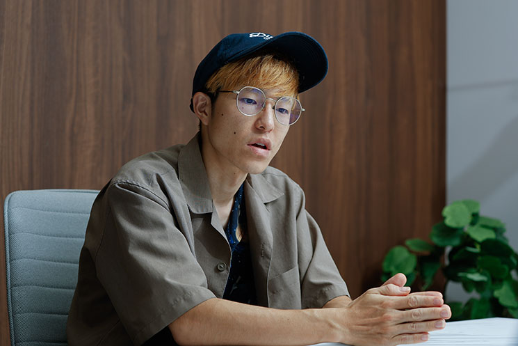 インタビューに応じる『銀河特急 ミルキー☆サブウェイ』の監督・亀山陽平さん