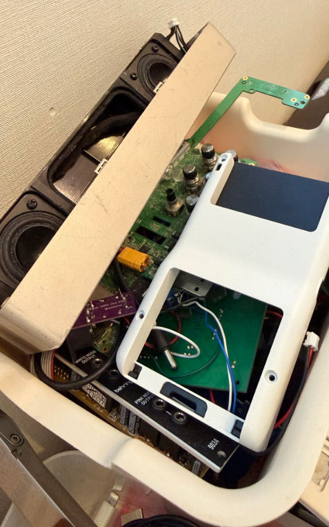 ナル先生の趣味である分解の様子