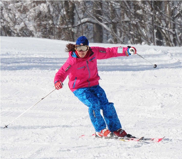 スキーをする澤円さん