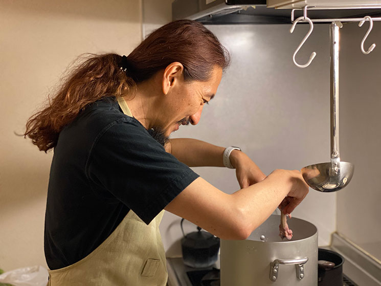 料理をする澤円さん