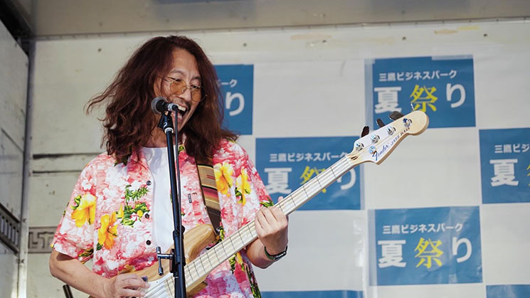 バンド演奏をする澤円さん