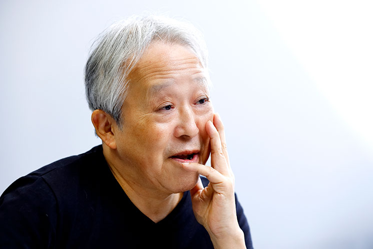 インタビューに応じる編集者の鳥嶋和彦さん