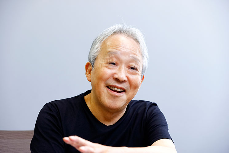 インタビューに応じる編集者の鳥嶋和彦さん