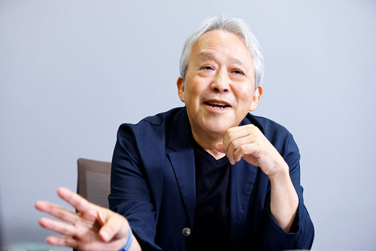 インタビューに応じる編集者の鳥嶋和彦さん