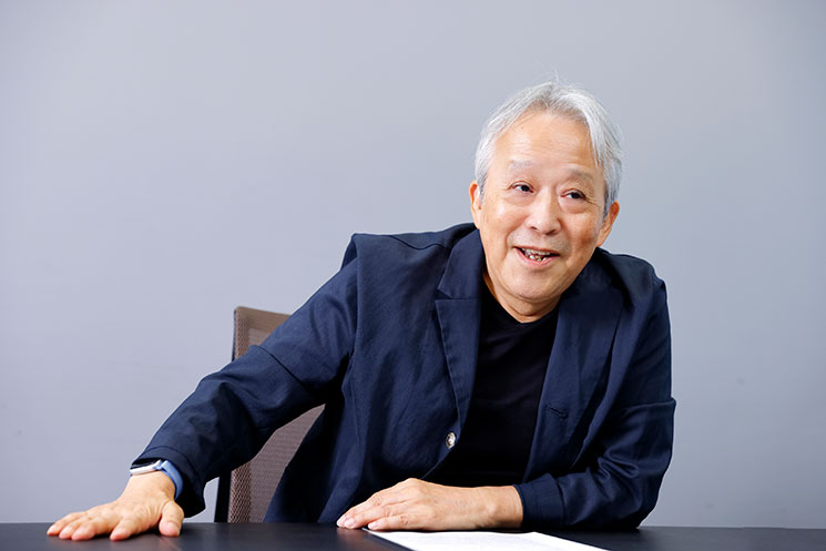 インタビューに応じる編集者の鳥嶋和彦さん