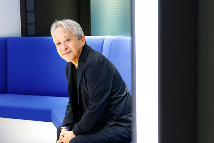 インタビューに応じる編集者の鳥嶋和彦さん