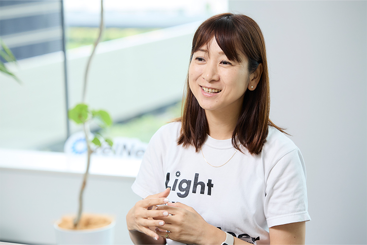 芦川由香　インタビューに答える様子