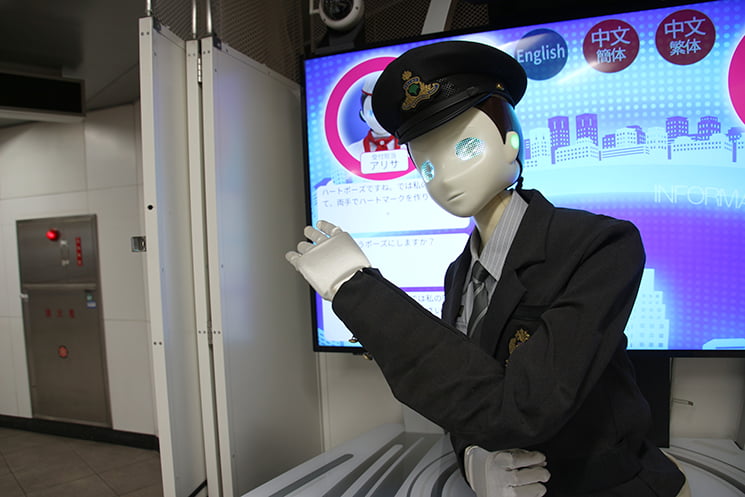 カップルポーズをするアリサ