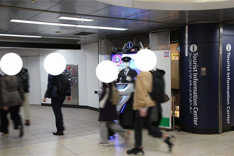 通行人を追ってキョキョロしているアリサ