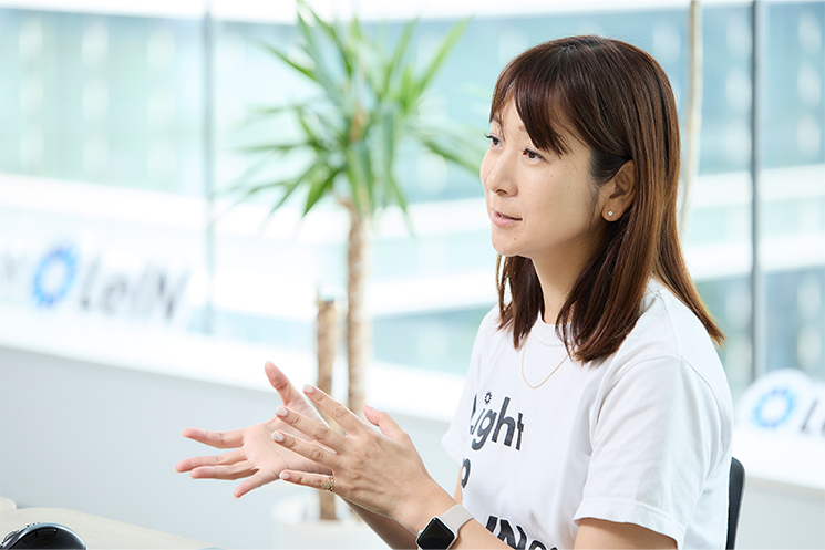 芦川由香　インタビューに答える様子