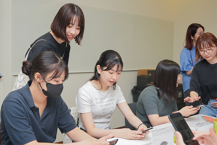 学生たちが『ファッションジャンル診断』を体験する様子