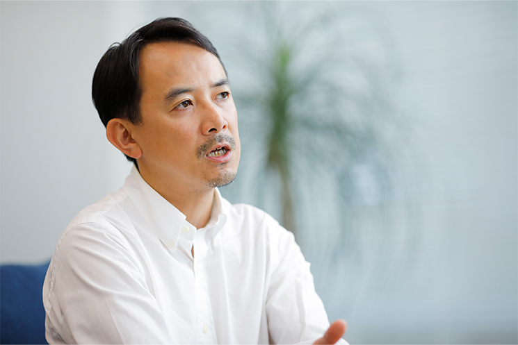 LINEヤフー川邊氏　インタビューに答える様子