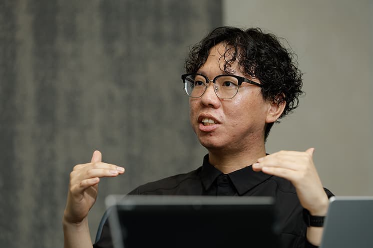 Romiのサイズや形決まったプロセスを語る高田信一さん