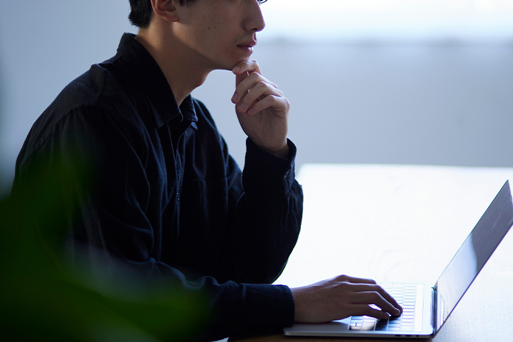 考えこんでいる男性のイメージ