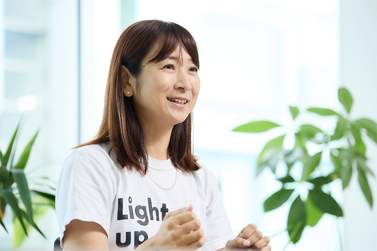 芦川由香　インタビューに答える様子