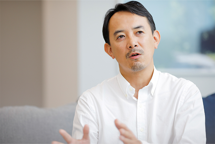 LINEヤフー川邊氏　インタビューに答える様子