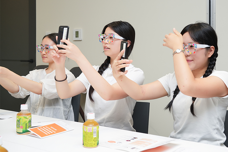 学生たちが『ZOZOGLASS』を体験している様子