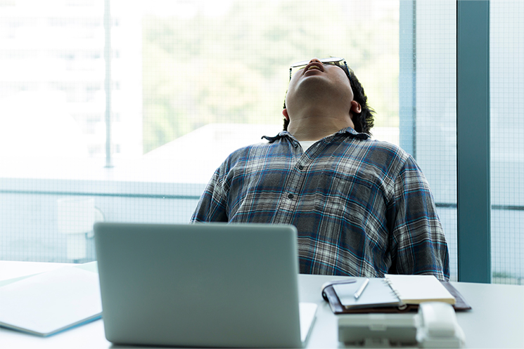 PCの前でうなだれているイメージ