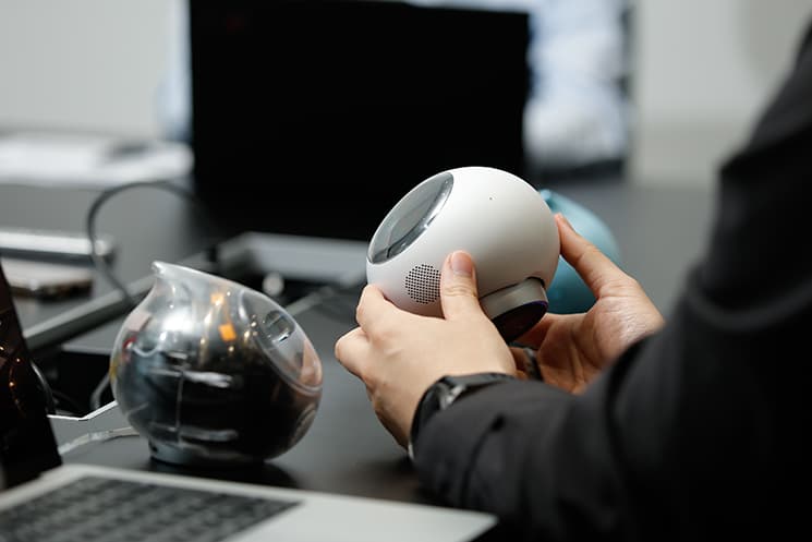 Romiの裏側や側面をみてもらっている高田信一さん