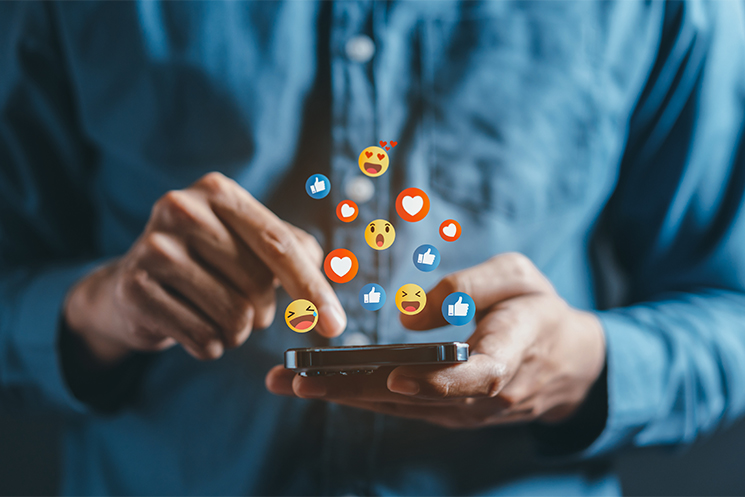 SNSを動かしている男性のイメージ