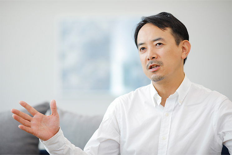 LINEヤフー川邊氏　インタビューに答える様子