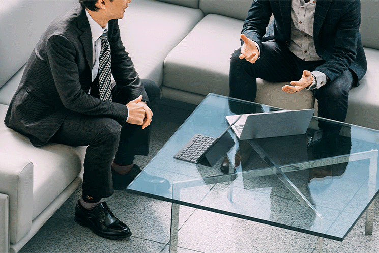 顧客と打ち合わせするイメージ