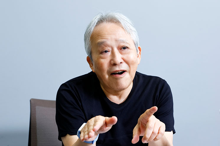 インタビューに応じる編集者の鳥嶋和彦さん