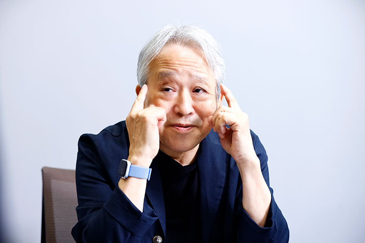 インタビューに応じる編集者の鳥嶋和彦さん