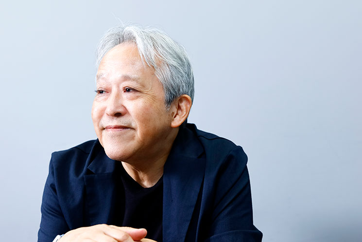 インタビューに応じる編集者の鳥嶋和彦さん