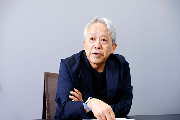 インタビューに応じる編集者の鳥嶋和彦さん