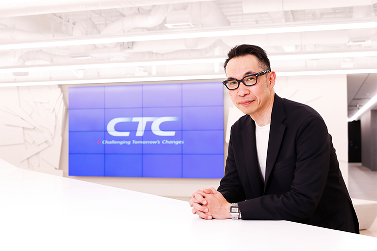 伊藤忠テクノソリューションズ株式会社 金融システム技術本部　リードスペシャリスト 大友勝明さん　インタビューに答える様子