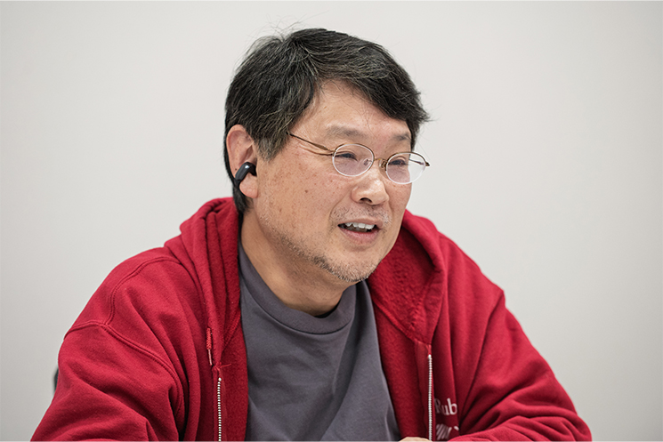 まつもとゆきひろさんがインタビューに答える様子