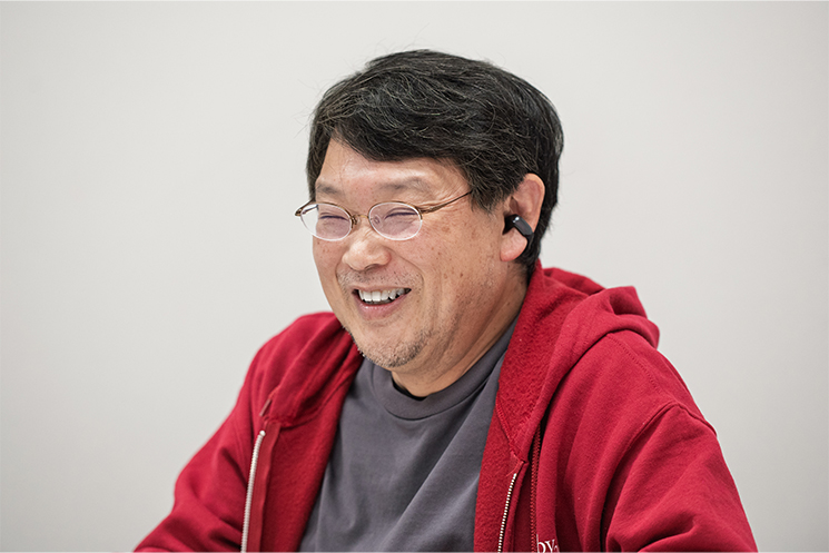 まつもとゆきひろさんがインタビューに答える様子