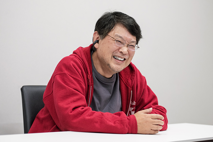 まつもとゆきひろさんがインタビューに答える様子