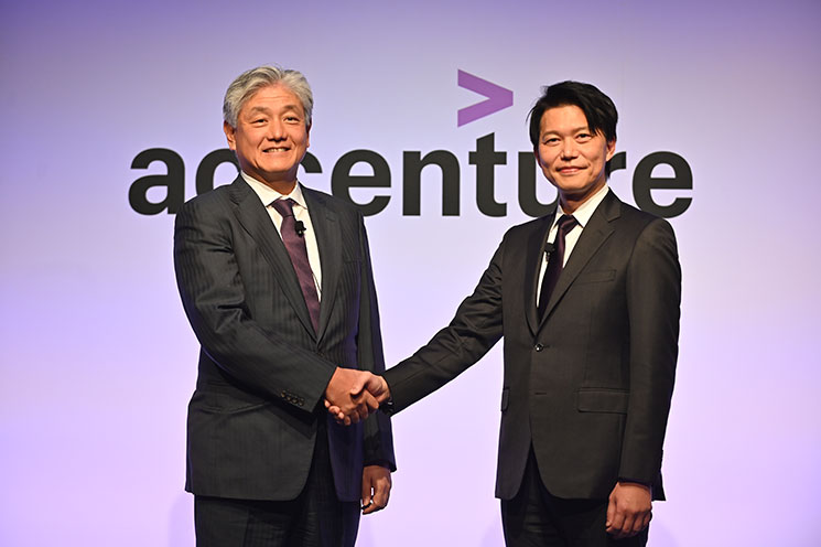 代表取締役会長に就任する江川昌史氏と代表取締役社長に就任する濱岡 大氏