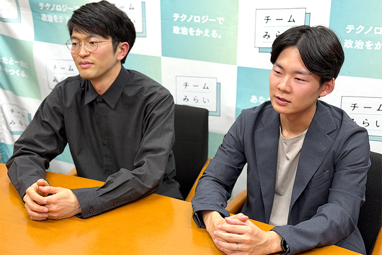 チームみらい　村井さんと山根さんがインタビューに答える様子