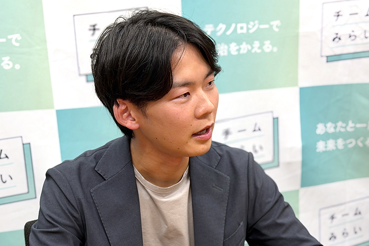 チームみらい　村井さん　インタビューに答える様子