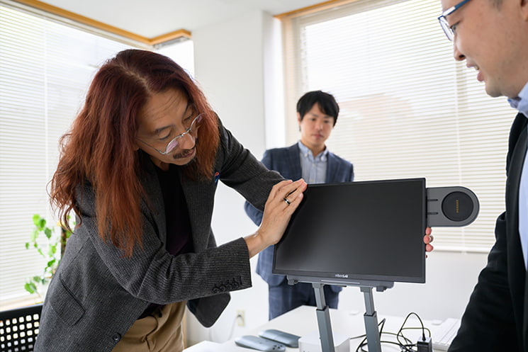 モニター設置作業をする澤円さん