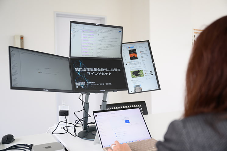 マルチディスプレイモニターを試す澤さん