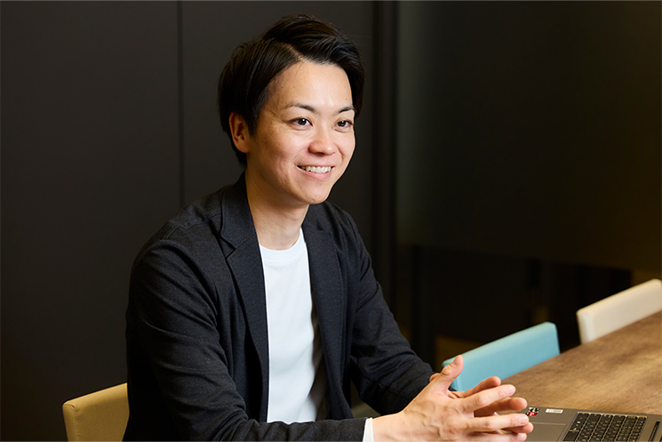 Branding Engineer　伊藤さん　インタビューに答える様子