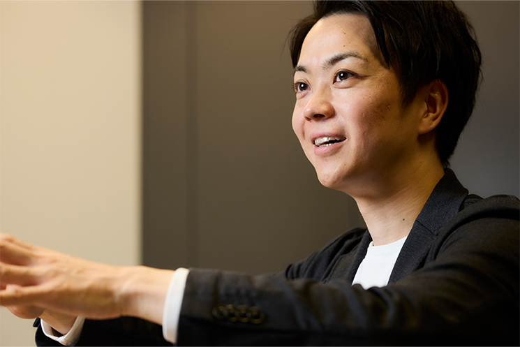 Branding Engineer　伊藤さん　インタビューに答える様子