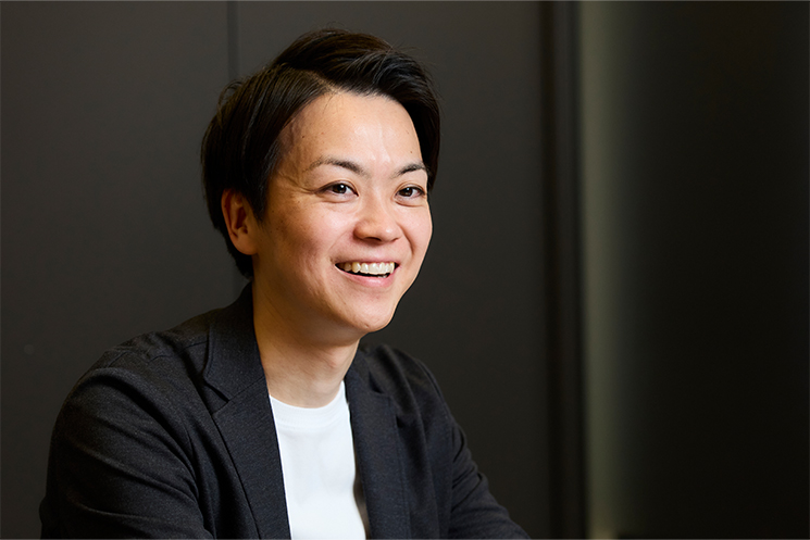 Branding Engineer　伊藤さん　インタビューに答える様子